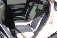 後席は60:40の分割可倒式。座面をチップアップさせ、背の高い荷物を積み込むこともできる。