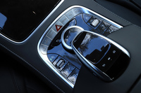 センターコンソールには、インフォテインメントシステムの操作スイッチのほか、走行モードのセレクターや車高の調節ボタンが並ぶ。