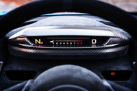 エンジン回転計や速度計、選択されているギアなど必要最小限の情報のみが表示されるスリムディスプレイモード。サーキット走行など、運転に集中したい場面などでの使用が奨励されている。