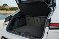 リアアクスルにディファレンシャルロックが備わっているため、ラゲッジルーム容量は「マカン4」よりも60リッター小さい。