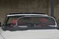 後方からの風の巻き込みを防ぐドラフトストップ(写真手前)。フロントウィンドウ上部のディフレクター(写真奥)とともにオープン走行時の快適性を高める。