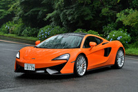 マクラーレン570GT
ボディーサイズ:全長×全幅×全高=4530×2095×1201mm/ホイールベース:2670mm/車重:1350kg(乾燥重量)/駆動方式:MR/エンジン:3.8リッターV8 DOHC 32バルブ ツインターボ/トランスミッション:7段AT/最高出力:570ps/7550rpm/最大トルク:600Nm/5000-6000rpm/タイヤ:(前)225/35ZR19 (後)285/35ZR20/車両本体価格:2752万7000円