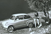 1955年に登場した「フィアット600」。RRの駆動方式を用いた小型車で、1960年にはより排気量の大きなエンジンを搭載した「600D」に進化。1969年まで生産された。