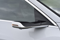 ミラーの代わりに小型カメラシステムを内蔵する「バーチャルエクステリアミラー」システム。ドアミラー仕様車がミラーを格納した状態よりも、バーチャルエクステリアミラー仕様車がカメラユニットをたたまない状態のほうが車幅は狭い。折りたたみは手動で行う。