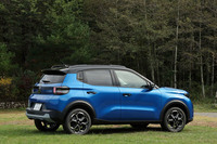 国内にはエントリーグレードの「C3ハイブリッド プラス」と、上位グレードの「C3ハイブリッド マックス」(写真)が導入される。後者はボディー色とルーフ色が異なるバイトーンカラーが標準仕様となる。