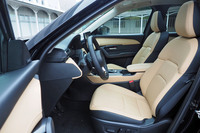 新型「CX-5」のフロントシート。適切なドライビングポジションをさらに追求すべく、ペダル配置の見直しが行われている。