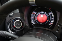 メーターはフル液晶の単眼式で、インフォメーション画面にはGセンサーも表示可能。左に備わる機械式のメーターは、ターボのブースト計だ。