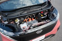 フロントに搭載される駆動用モーターは最高出力64PS、最大トルク195N・mを発生する。