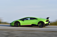 動力性能は0-100km/h加速が2.9秒、0-200km/hが8.9秒と発表されている。最高速は325km/h以上。