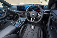 フルレザーメリノ仕立てのインテリア(ブラック)もMレーストラックパッケージに含まれる。カーボンファイバートリムと合わせてレーシーな空間を演出している。