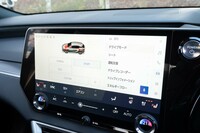 ダッシュ中央のタッチパネルは14インチ。すべてがタッチ操作化はされておらず、エアコンの温度設定などに使うダイヤルが残されているのがありがたい。