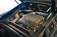 3.5リッターV6スーパーチャージドエンジン(写真)を搭載した「エミーラV6ファーストエディション」はすでに完売。今は2リッター直4ターボの「エミーラ ファーストエディション」のみ、新規の注文を受け付けているという。