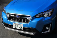 フロントマスクでは、グリルフレームとバンパーガードのシルバー加飾(一部塗装)が「アドバンス」専用の意匠となる。