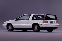 「エクサ キャノピー」の個性的なリアビュー。