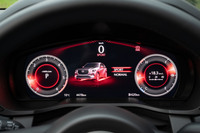 FR車ではドライブモードセレクター「Mi-Drive」の設定はシンプル。走行モードは「ノーマル」と「スポーツ」の2種類で、後は「トーイング」モードがオプションで用意されるのみ。「オフロード」モードの設定はない。