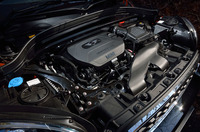 最高出力190ps、最大トルク400Nm(40.8kgm)を発生する「クーパーSD」のディーゼルエンジン。JC08モードの燃費値は20.8km/リッターと公表される。