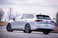 「ゴルフヴァリアントTDI Rライン」のボディーカラーは、6万6000円の有償色となる写真の「オリックスホワイト マザーオブパールエフェクト」を含む全5色の設定。