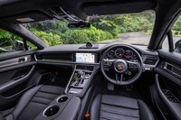 インテリアのブラックスムーズレザー仕立て(写真)は59万3000円のオプション。試乗車はルーフライニングがアルカンターラで、そのオプション価格は31万5000円。