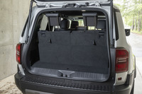 3列目使用時の荷室の様子。リアゲートはガラス部分のみを開けられる。