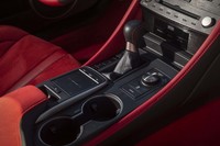 5リッターの自然吸気V8エンジンに組み合わされるトランスミッションは、8段AT。ステアリングコラムに、マニュアル操作が可能なシフトパドルも備わっている。