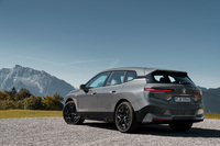 「BMW iX M60」は、BMWのハイパフォーマンスモデル「M」の名を冠するiXのフラッグシップ電気自動車。