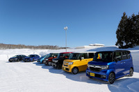 シンプルなビスカスカップリング式4WDシステムを搭載する「N-BOX」は標準型だけでなく「カスタム」も、自然吸気エンジン搭載車だけでなくターボ仕様も、4WDだけでなくFFも用意された。