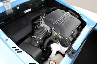 エンジンルーム内の様相は、水冷式インタークーラーの採用によって「380」以前のモデルとは全く異なっている。