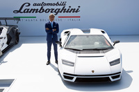ランボルギーニのステファン・ヴィンケルマンCEOと「ランボルギーニ・カウンタックLPI800-4」。