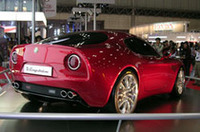 「アルファ8Cコンペティツィオーネ」
【スペック】
全長×全幅×全高=4480×1760×1390mm/ホイールベース=2596mm/車重=約1500kg/駆動方式=FR/4.2リッターV8 DOHC32バルブ スーパーチャージャー(400ps/7000rpm、45kgm/4500rpm)