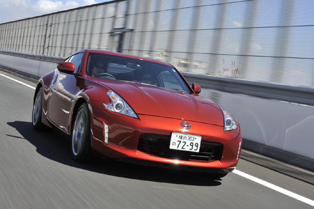 【スペック】フェアレディZ バージョンST:全長×全幅×全高=4260×1845×1315mm/ホイールベース=2550mm/車重=1540kg/駆動方式=FR/3.7リッターV型6気筒DOHC24バルブ(336ps/7000rpm、37.2kgm/5200rpm)/価格=441万円(テスト車=490万1400円/カーウイングスナビゲーションシステム+ETCユニット+ステアリングスイッチ+バックビューモニター=35万4900円/ボディーカラー<プレミアムサンフレアオレンジ>=13万6500円)