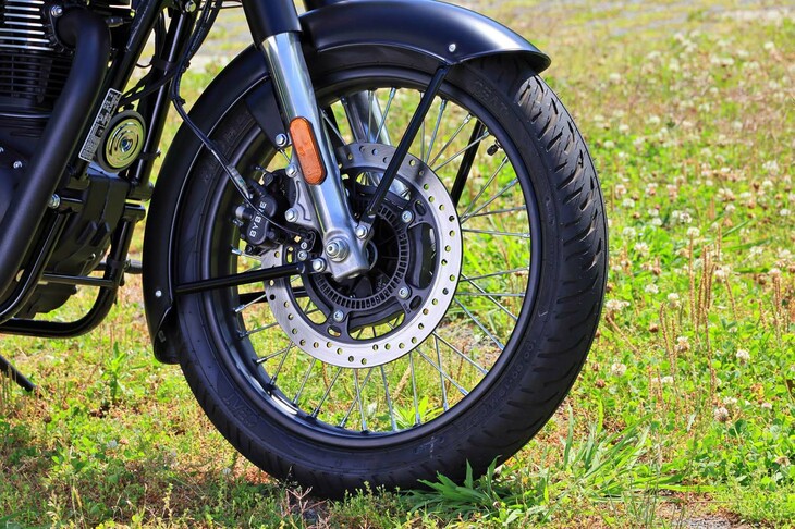 タイヤサイズは前:100/90-19、後ろ:120/80-18で、印シアット製のツアラー用タイヤを装着。ブレーキも印BYBRE製で、デュアルチャンネルABSが装備される。