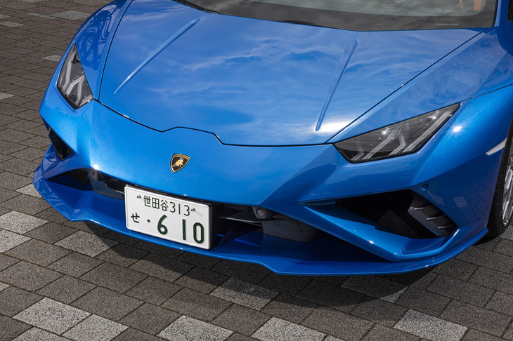 「ウラカンEVO RWD」専用デザインのスポイラーやスプリッターを採用。ベースとなった「ウラカンEVO」とはフロントフェイスにおいて、明確な差異化が行われている。