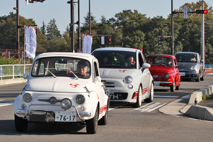 会場入りする参加車両。これは小・大・小・大(旧・新・旧・新)ときれいに並んだ新旧「フィアット500」系モデル。先頭から「フィアット・アバルト695」「アバルト500」そして2代目と現行のフィアット500。