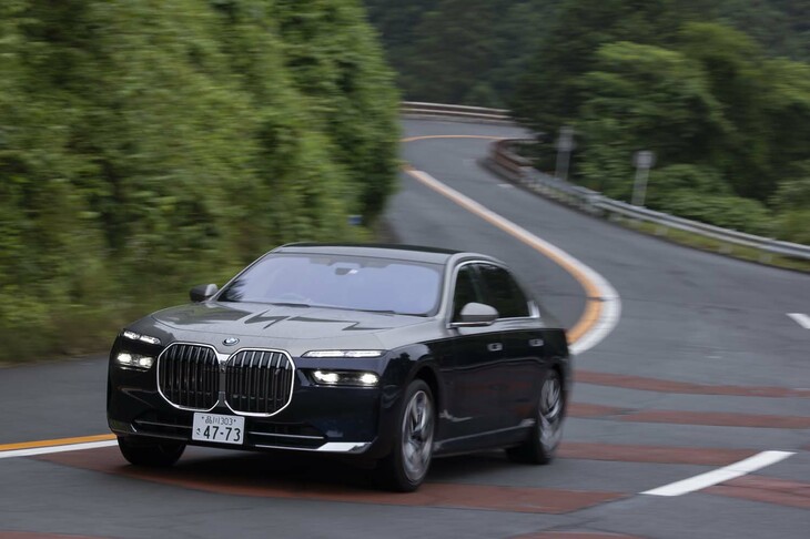 【BMW i7 xDrive60エクセレンスのスペック】
	ボディーサイズ:全長×全幅×全高=5390×1950×1545mm/ホイールベース:3215mm/車重:2690kg/駆動方式:4WD/フロントモーター:交流同期電動機/リアモーター:交流同期電動機/フロントモーター最高出力:258PS(190kW)/8000rpm/フロントモーター最大トルク:365N・m(37.2kgf・m)/0-5000rpm/リアモーター最高出力:313PS(230kW)/8000rpm/リアモーター最大トルク:380N・m(38.6kgf・m)/0-6000rpm/システム最高出力:544PS(400kW)/システム最大トルク:745N・m(76.0kgf・m)/タイヤ:(前)255/45R20 105Y XL/(後)285/40R20 108Y XL(ピレリPゼロ)/交流電力量消費率:184Wh/km(WLTCモード)/一充電走行距離:650km(WLTCモード)/価格:1748万円
	
	【取材時の燃費データ】
	テスト距離:256.9km(市街地1:高速道路7:山岳路2)/消費電力量:64.2kWh/参考電力消費率:4.5km/kWh