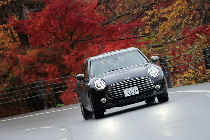 紅葉が美しい、河口湖沿いの道を走る「MINIクーパー クラブマン」。今回のマイナーチェンジでは、トランスミッションが6段ATから7段デュアルクラッチ式ATに変更された。