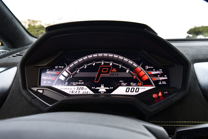 ドライビングモードをサーキット向けのコルサに切り替えると、半円形の大きなタコメーターが表示される。レッドゾーンは8500rpmから。