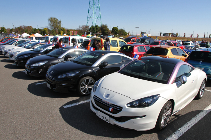 「プジョーRCZ」が6台並んだ珍しい光景。