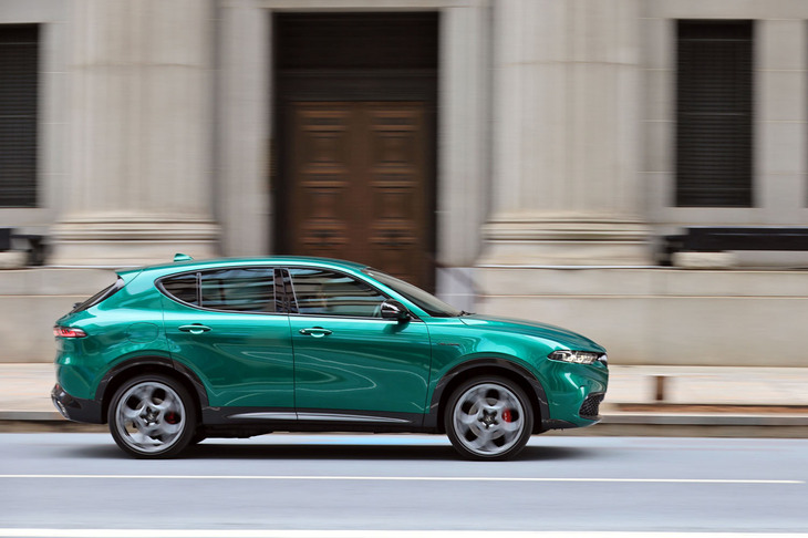 アルファ ロメオ初のPHEVとなる「トナーレ プラグインハイブリッド」。EV走行距離はWLTCモードで72kmとされており、一般的なユーザーであれば、日常の移動をほぼ電気のみでまかなうことができる。