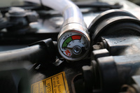 チューブ先端には圧力計が備わり、正常に作動する圧力にあるか否かを確認できる。耐用年数は5~10年(メンテナンスは不要)。
(写真協力:FLEX AUTO REVIEW http://www.flexauto.net)