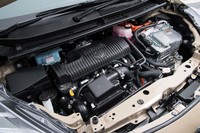 最高出力74psの1.5リッター直4エンジンに、同61psのモーターを組み合わせるハイブリッドシステムは従来どおり。