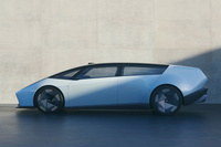 「CES 2025」で発表された「Honda 0サルーン」のプロトタイプ。ボディーサイドの切り欠きからもわかるとおり、ドアは一般的な4枚のヒンジ式に改められた。