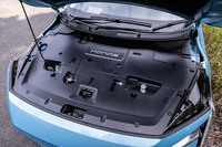 フロントフードの内部。「Honda」のロゴが光るカバーに覆われ、パワーユニットを確認することはできない。搭載される電気モーターの最高出力は204PS、最大トルクは310N・m。一充電走行距離は、WLTCモードで535kmとされている。