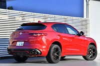 「ステルヴィオ クアドリフォリオ」は、2017年11月のドバイモーターショーでデビュー。日本では2018年11月末に受注が開始された。