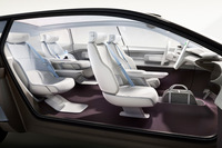 運転席・助手席間の荷物置きを除くと、フロアは完全にフラット。4WD車でもセンタートンネルを必要としない、EV専用プラットフォームならではの特徴といえる。