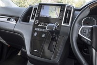 「グランエース」にはスマートフォンを接続してマップアプリなどを使えるディスプレイオーディオが標準装備となるが、テスト車にはディーラーオプションの「T-Connectナビキット」が装着されていた。