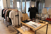 Tシャツ、ミニカー、マグカップなど、記念グッズの販売コーナー。