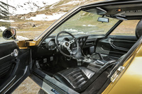 「ランボルギーニ・ミウラ」のインテリア。6つの計器が並んだセンターコンソールや、助手席用のグリップなどが目を引く。