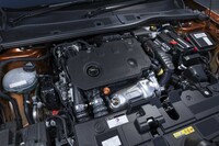 パワーユニットは最高出力130PSの1.5リッター直4ディーゼルターボエンジン。ほかに同130PSの1.2リッター直3ガソリンターボエンジン版と、同136PSのモーター搭載の「E-C4エレクトリック」がラインナップされている。