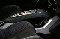 フローティング式のデザインが採用されたセンターコンソール。下段は小物入れになっており、上面にはエンジンの始動ボタンやシフトセレクター、窓の開閉スイッチなどが並ぶ。