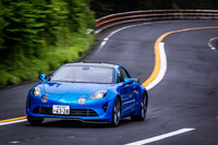 箱根のワインディングロードを行く「A110 Sアセンション」。エアロキットはフロントで60kg、リアで81kgの追加ダウンフォースを発生する。他グレードよりも幅広サイズの「ミシュラン・パイロットスポーツ カップ2」タイヤが採用されるのも、同モデルの特徴。